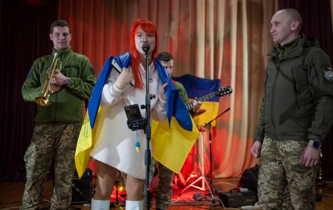 Беременная украинская певица выступила для военных: очень трогательное видео